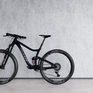 eliteX grijze betonlook wand met een fiets