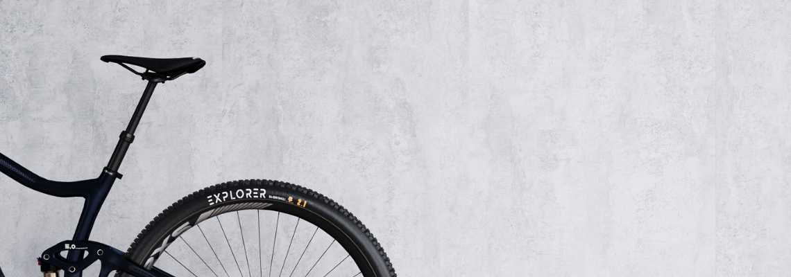 eliteX grijze betonlook wand met een fiets